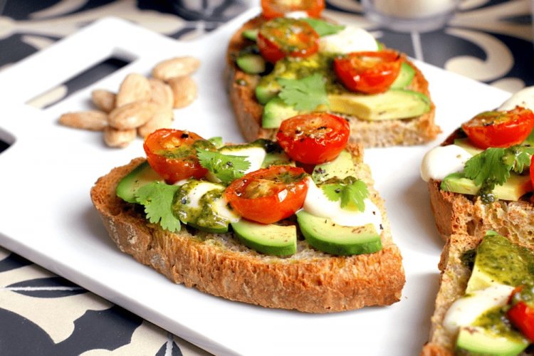 Sandwiches mit Frischkäse, Avocado und Schinken