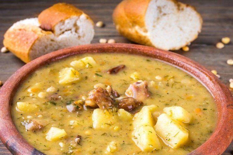 Sopa de lentejas, guisantes y pollo ahumado