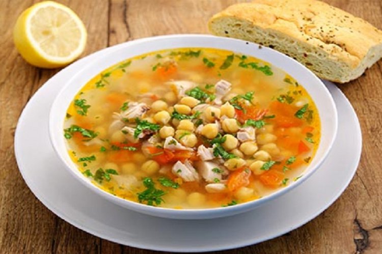 Sopa con guisantes, garbanzos, judías y pollo ahumado