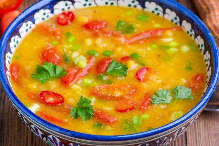 Sopa de guisantes con pollo ahumado y pimiento morrón