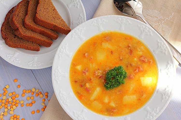 Sopa de guisantes con pollo ahumado y beicon