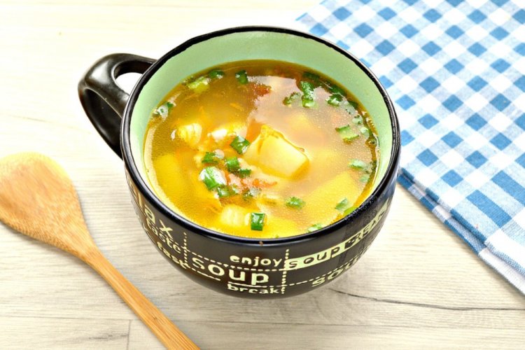 Sopa con pollo ahumado y guisantes verdes