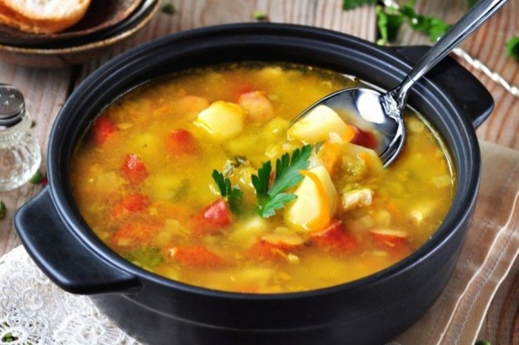 Sopa de guisantes con pollo ahumado y salchicha