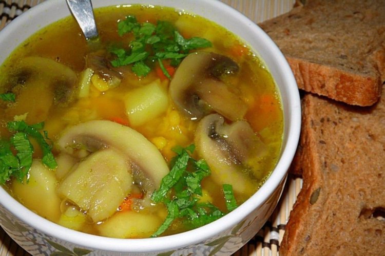 Sopa de guisantes con pollo ahumado y champiñones