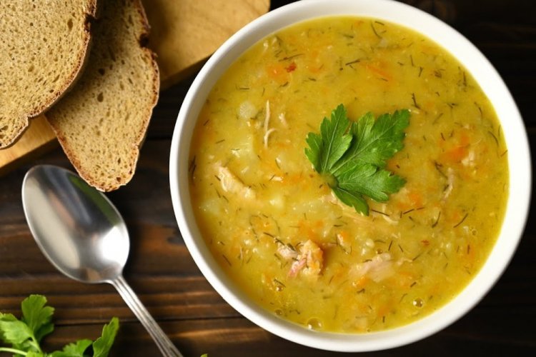 Sopa de guisantes con pollo ahumado sin patatas