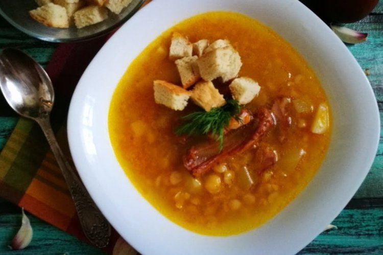 Sopa de guisantes con pollo ahumado y tomates