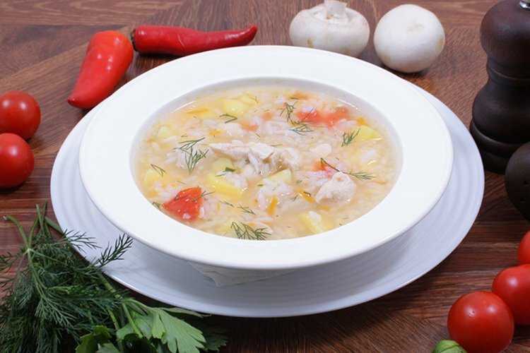 Hühnersuppe mit Reis und Gemüse