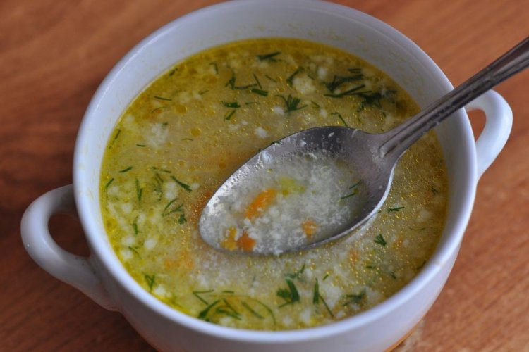 Hühnersuppe mit Reis und Ei