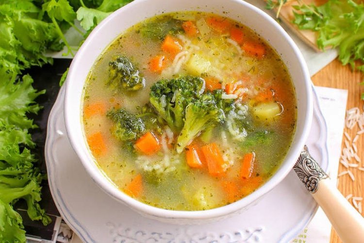 Hühnersuppe mit Reis und Brokkoli