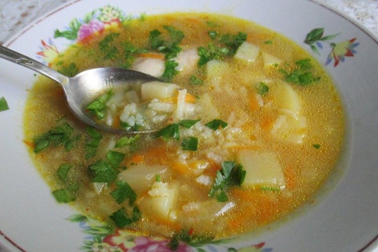 Hühnersuppe mit Reis und Zucchini