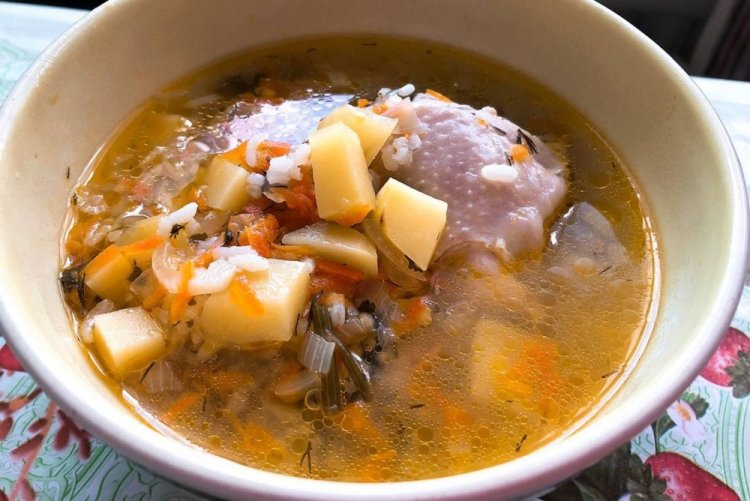 Hühnersuppe mit Reis im Multikocher