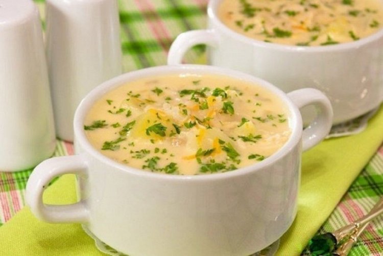 Hühnersuppe mit Reis und Schmelzkäse