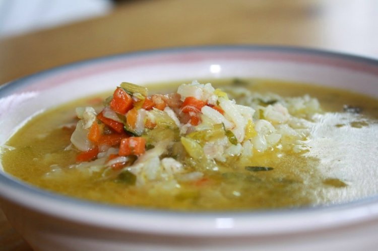 Hühnersuppe mit Reis und Kartoffeln