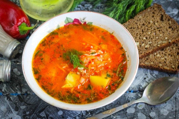 Hühnersuppe mit Reis und Tomatenmark