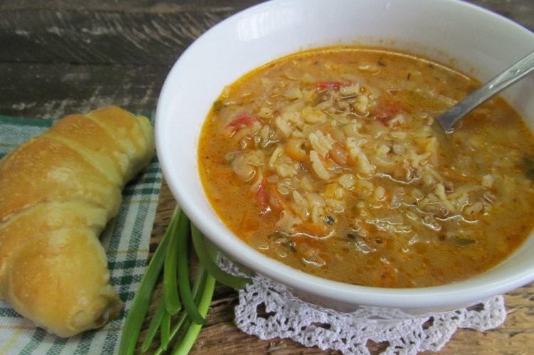 Hühnersuppe mit Reis und Kohl