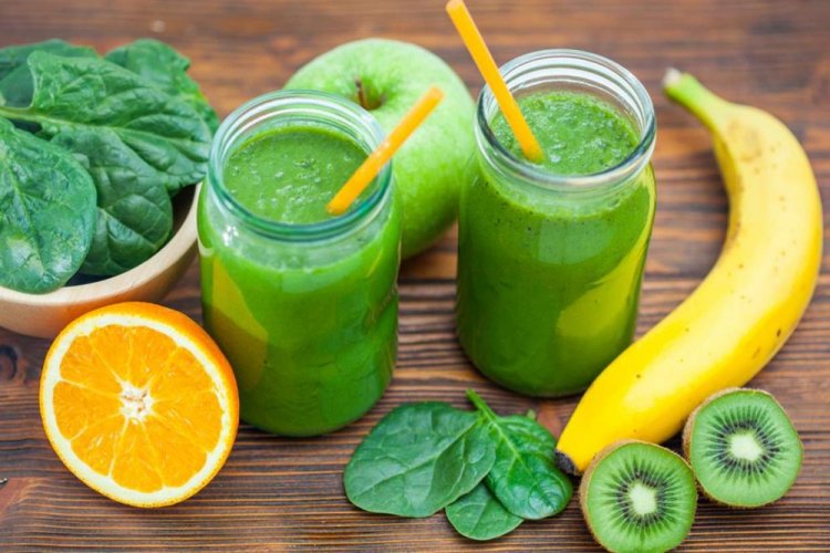 Spinach, Kiwi, Banana, and Orange Smoothie
