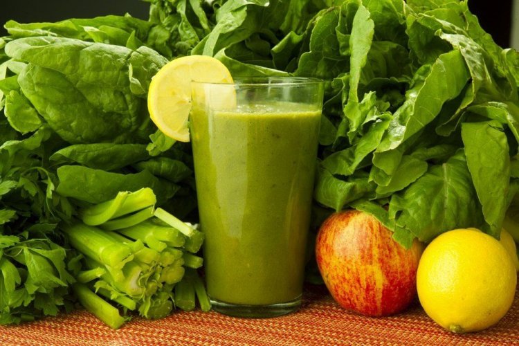 Spinach, Apple, and Celery Smoothie