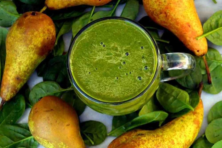 Spinach, Pear, and Coconut Water Smoothie