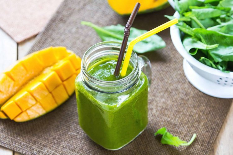 Mango and Spinach Smoothie