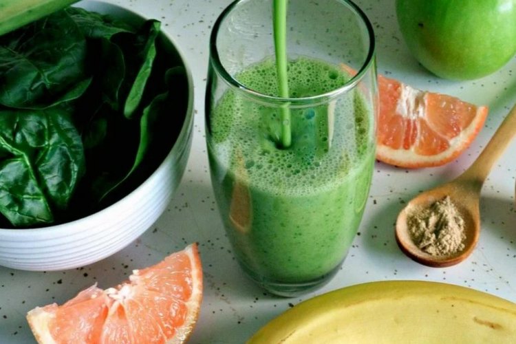 Grapefruit, Spinach, and Green Apple Smoothie