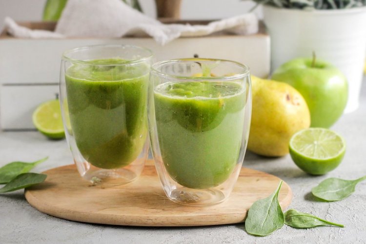Green Smoothie with Apple, Pear, and Spinach