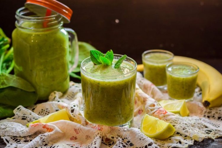 Banana, Lemon, Spinach, and Honey Smoothie