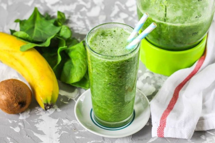 Banana, Spinach, and Kiwi Smoothie