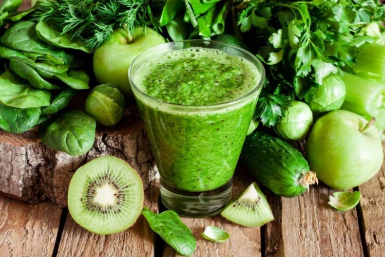 Cucumber, Apple, Celery, and Spinach Smoothie