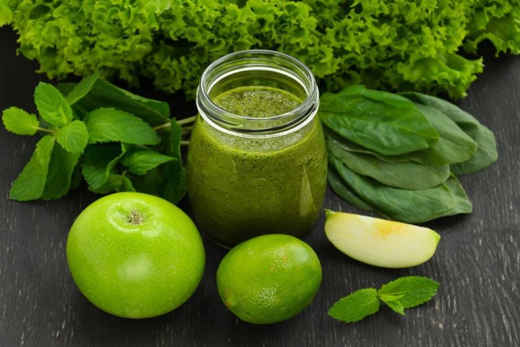 Apple, Kiwi, Lime, and Spinach Smoothie