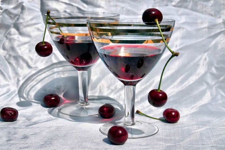Vino de cereza con miel