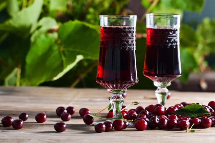 Vino de cereza con limones y vodka