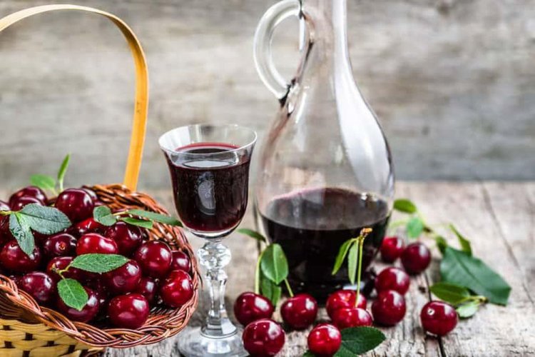 Vino de cereza con aroma a naranja