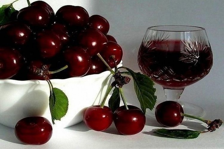 Vino de cereza con levadura viva