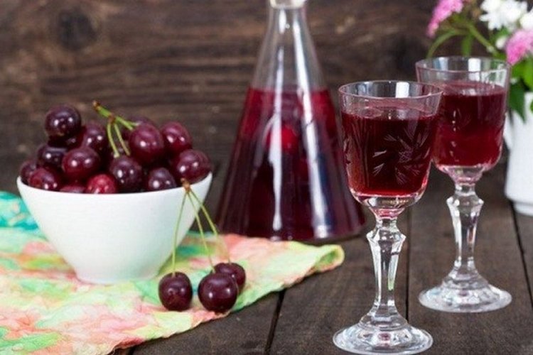 Vino fortificado de cereza con vodka