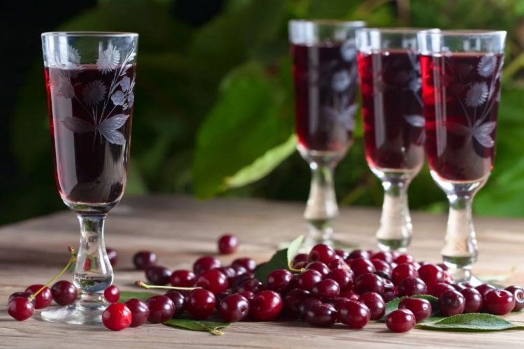 Vino de cereza con jugo