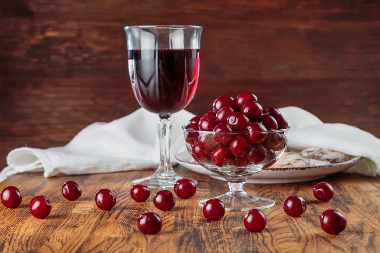 Vino de cereza con limones