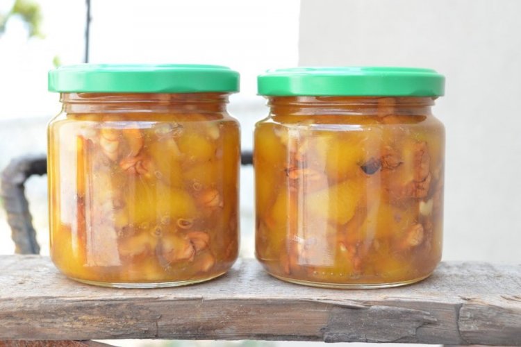 Pfirsichmarmelade mit Walnüssen