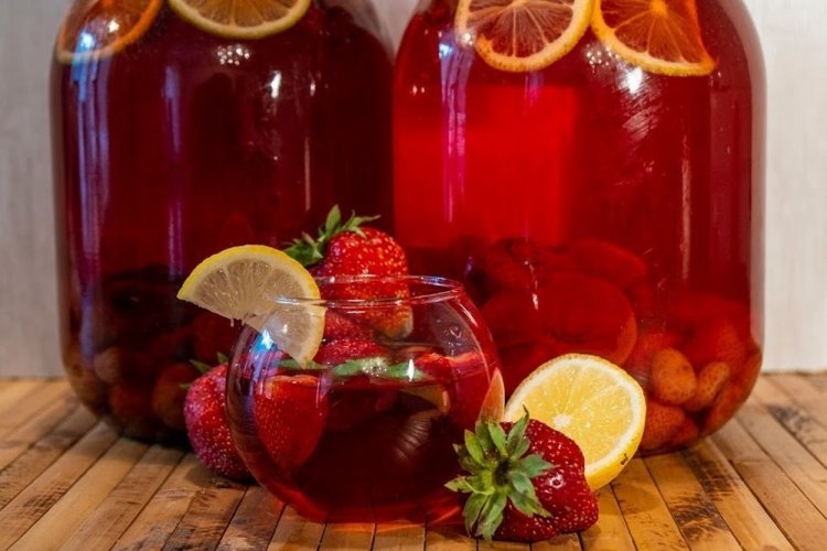 Pfirsich-Mojito mit Erdbeeren