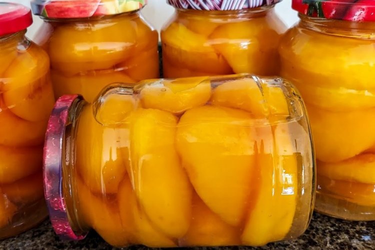 Pfirsiche im eigenen Saft für den Winter
