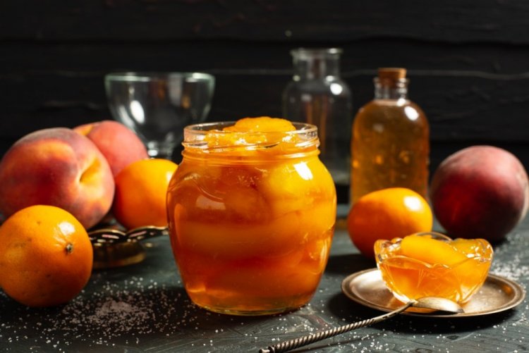 Pfirsiche mit Orangen in Sirup