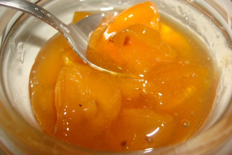 Marmelade aus grünen Pfirsichen