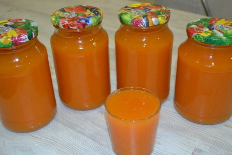 Pfirsichsaft mit Fruchtfleisch für den Winter