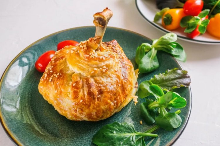 Hähnchenschenkel mit Pilzen und Käse im Teig