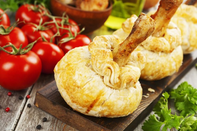Hähnchenschenkel mit Kartoffeln im Teig