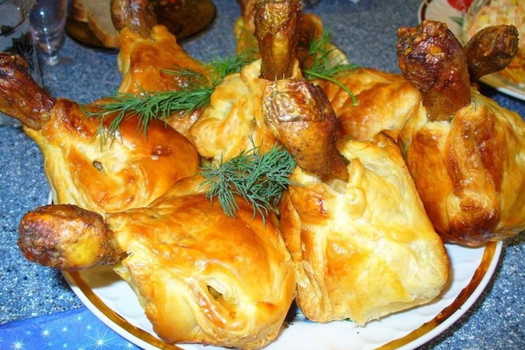 Hähnchenschenkel mit Gemüse im Teig