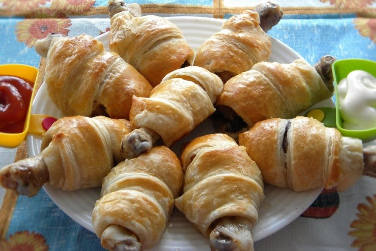 Hähnchenschenkel mit eingelegten Gurken im Teig