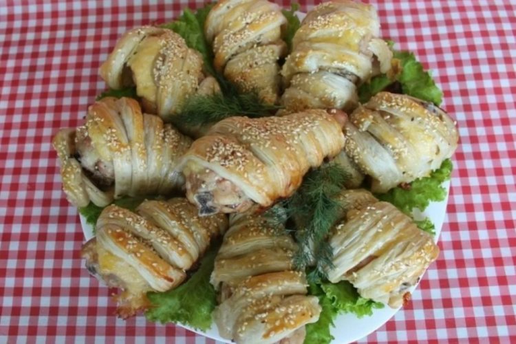 Hähnchenschenkel mit Ketchup und Senf im Teig