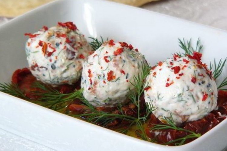 Queso de kéfir con tomates secos