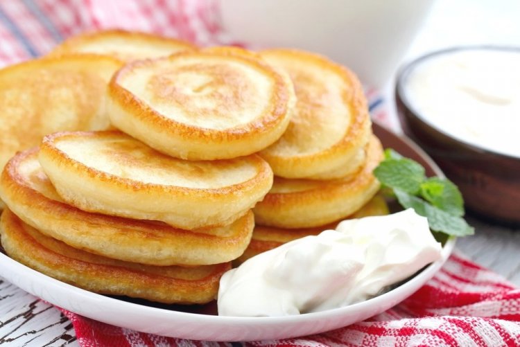 Tortitas con crema agria y levadura en polvo