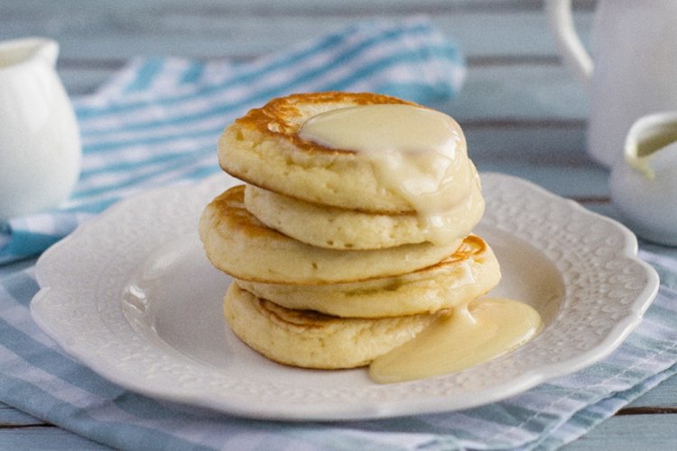 Tortitas con crema agria y leche condensada